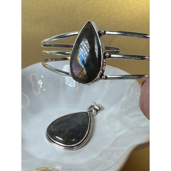 Purple & Blue Flash Labradorite Pendant and Cuff Gift Set - Picture 3 of 6